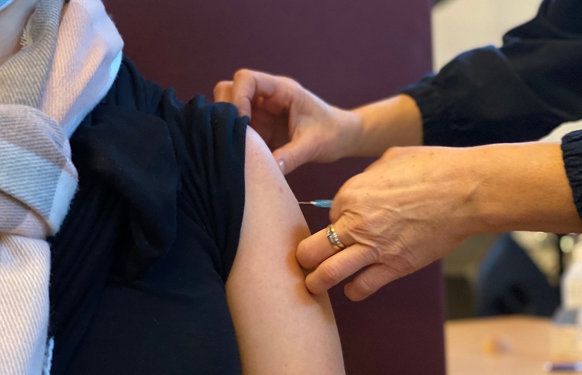 Nærbilde av at vaksine blir satt i overarm.